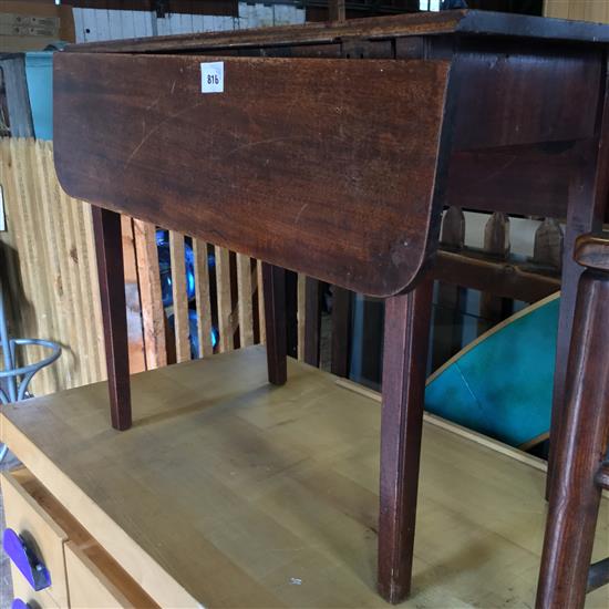 Mahogany Pembroke table(-)